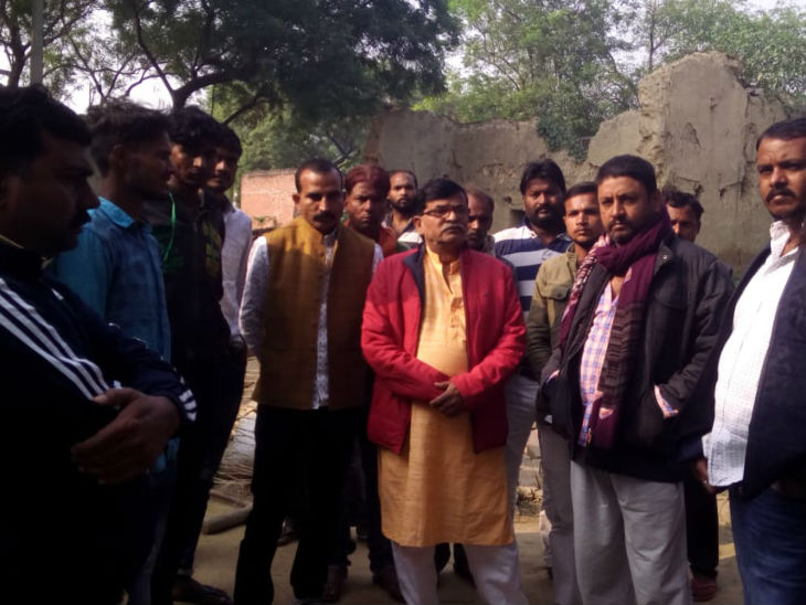 सड़क हादसे में मृत परिजनों के घर पहुंचे राजा भैया के प्रतिनिधि हरिओम श्रीवास्तव।