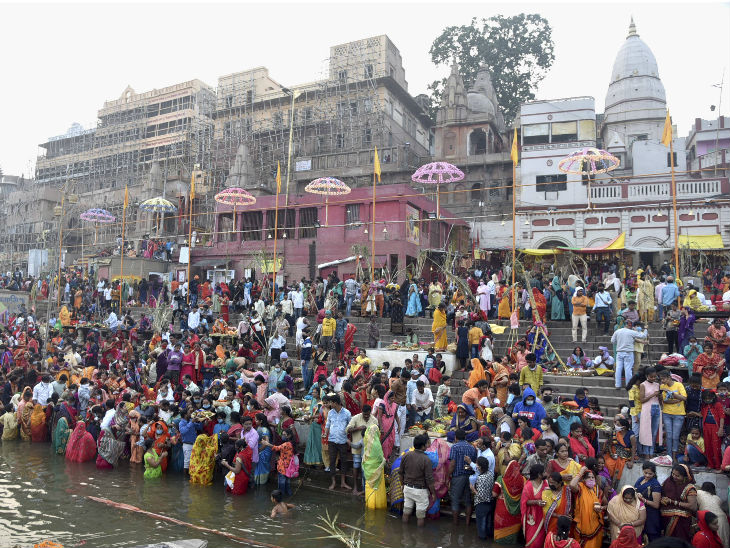 बनारस में घाट पर पूजा करने पहुंचे व्रती।