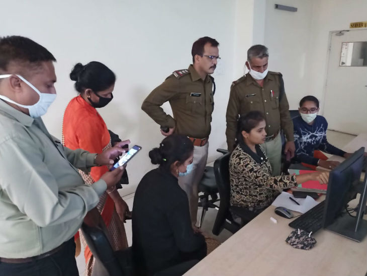 पुलिस कंट्रोल रूम में ऑटो की पहचान करने का प्रयास करती पुलिस।