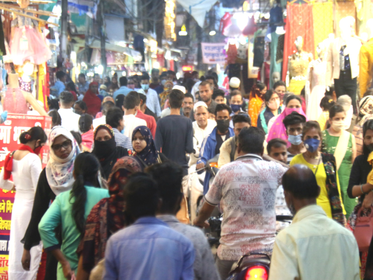 बाजार में काफी भीड़ देखी जा रही है। कई लोग मास्क भी नहीं लगाए हैं।