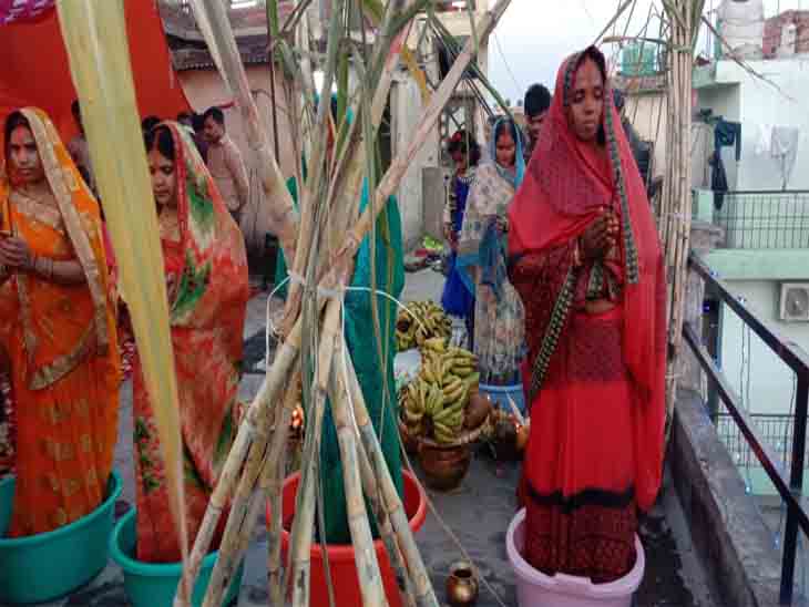 शहर में कई लोगों ने अपने घरों की छत पर पूजा की।