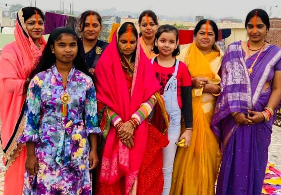 अर्घ्य के बाद परिवार के साथ व्रती।