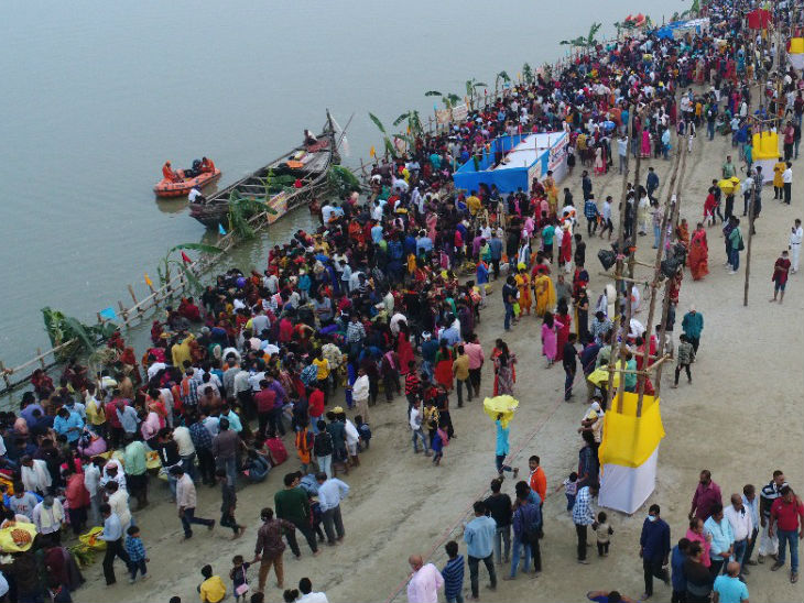 शुक्रवार की शाम 4 बजे से ही घाटों पर पहुंचने लगे थे छठव्रती।