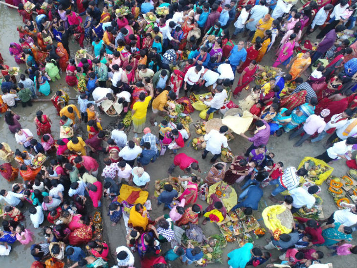 अस्ताचलगामी भगवान भास्कर को अर्घ्य देतीं छठव्रती।