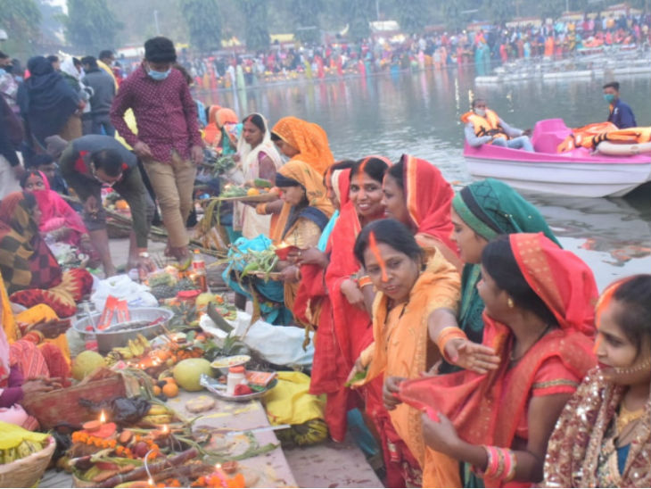 गोरखपुर में छठ पर्व मनाने के लिए घाटों पर जुटे श्रद्धालु।