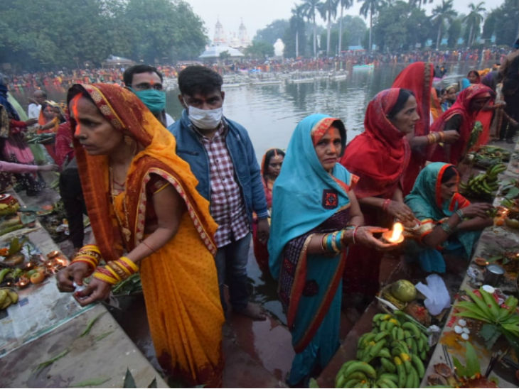 Women worshiping during Chhath.