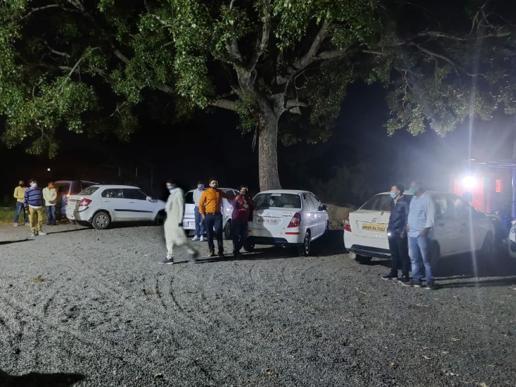 जुआरियों से पुलिस ने 3 लाख 40 हजार रुपये कैश, 40 मोबाइल, 5 ताश गड्डी 5 कारें, 1 दुपहिया वाहन जब्त किया है।
