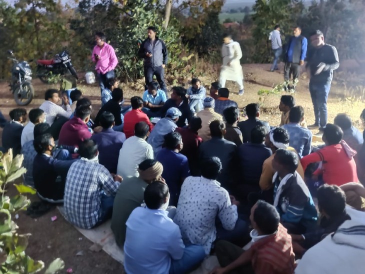 सिवनी से लगे भड़किया गांव के जंगल में ये जुआ संचालित किया जा रहा था।