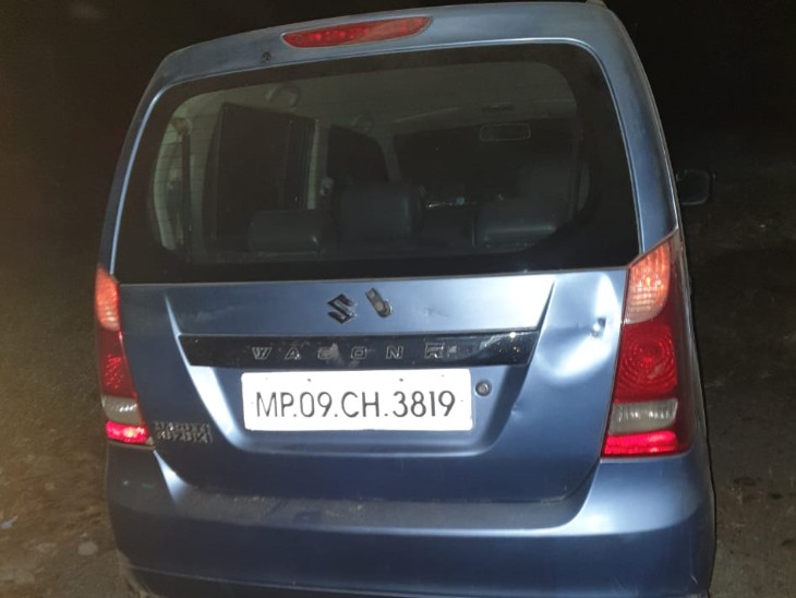 जुआरियों के अड्डे से बरामद कार।