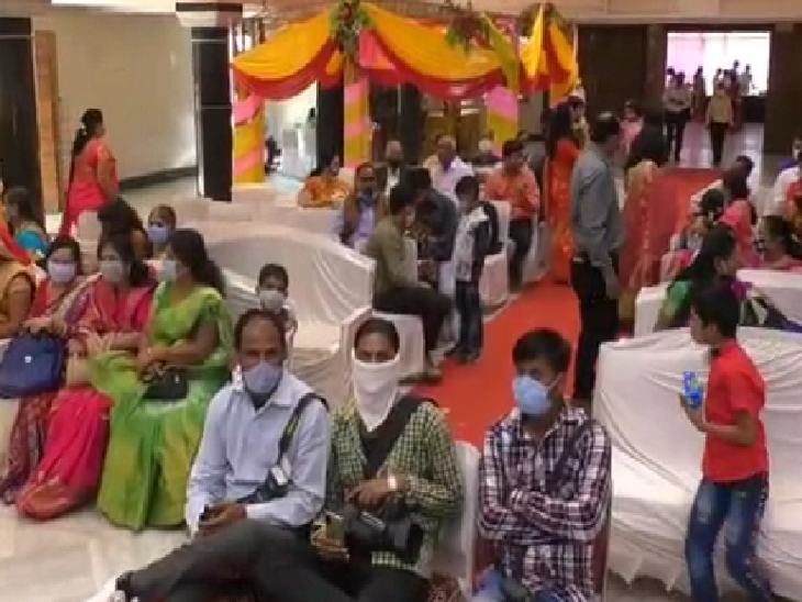 200 की जगह 100 लोगों की मौजूदगी में हुई शादी।