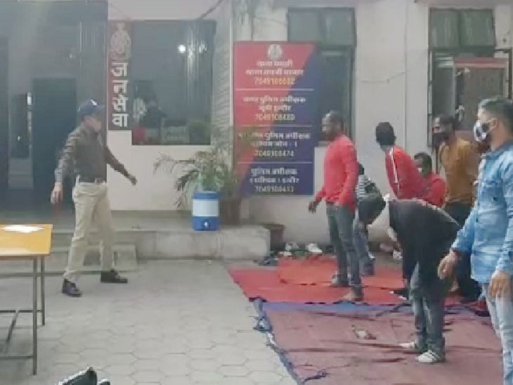 बदमाशों को कसरत करवाते हुए जवान।