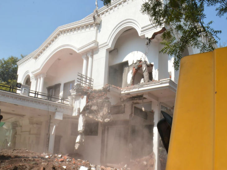 कांग्रेस नेता गजेंद्र सोनकर के घर का टूटा हिस्सा