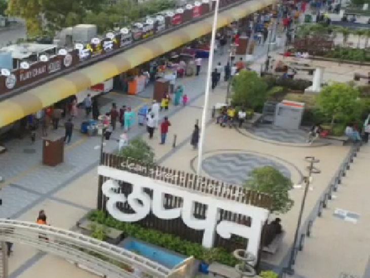 56 दुकान इलाके में दोपहर में इस चहल-पहल थी।