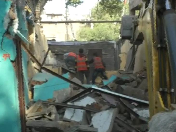 करीब एक घंटे की कार्रवाई में मकान को जमींदोज कर दिया गया।