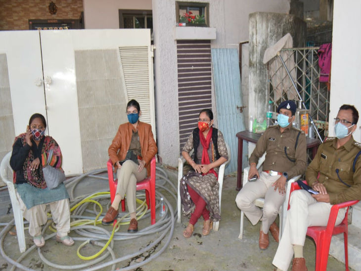 कार्रवाई के दौरान एसडीएम रांझी दिव्या अवस्थी के साथ अन्य अधिकारी