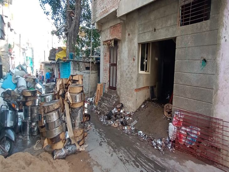लोगों की मदद से टीम ने कुछ माल को बाहर निकाला।
