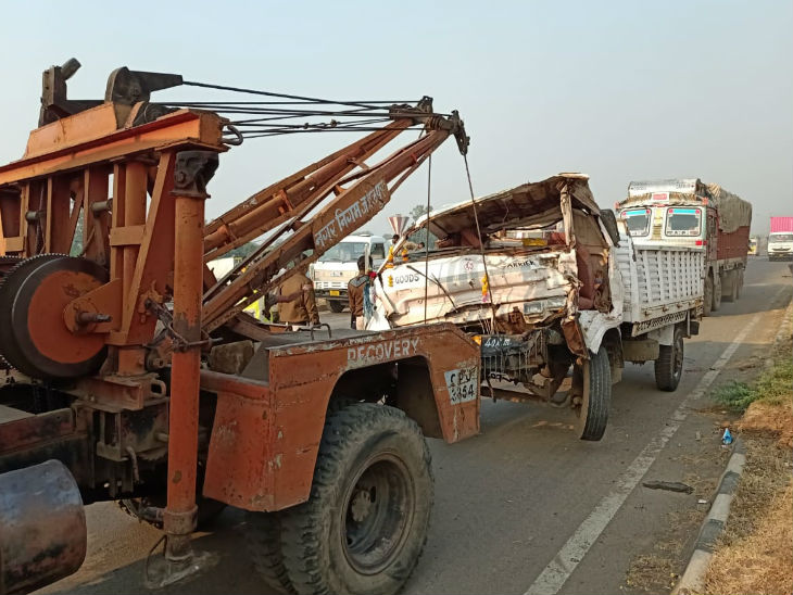 दुर्घटनाग्रस्त मिनी ट्रक को क्रेन से हटाते हुए