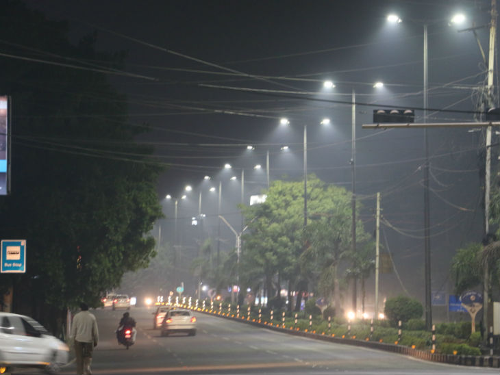 रविवार-सोमवार को अचानक तापमान में बढ़ोतरी हवाओं के रुख बदलने के कारण हो गया। भोपाल में रात को लिंक रोड-1 पर धुंध भी रही।