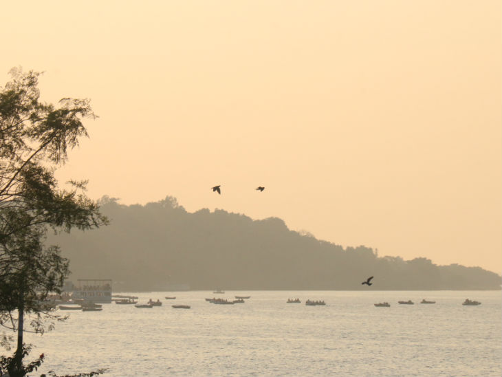 बड़ी झील का सुबह-सुबह का नजारा।