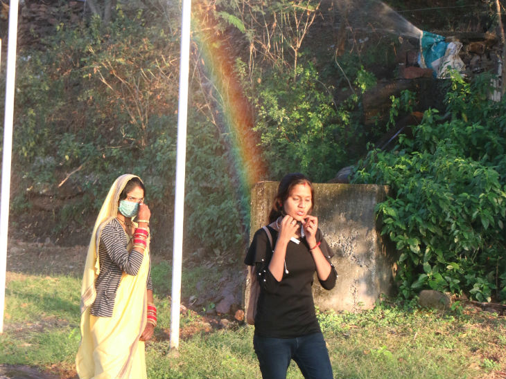 भोपाल के बोट क्लब पंप हाउस के पास श्यामला हिल्स को जा रही पाइप लाइन से पानी लीकेज होने पर इंद्रधनुष बना। फोटो- अनिल दीक्षित