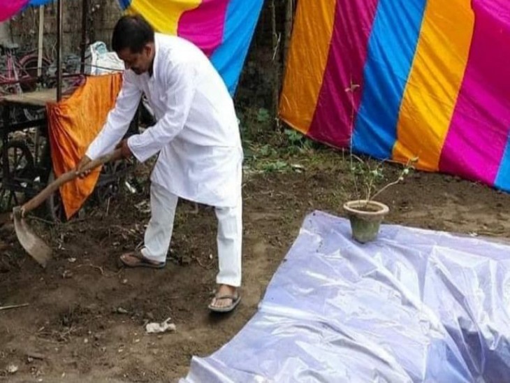 घर के पास अर्घ्य देने के लिए प्लास्टिक से बना अस्थायी तालाब।