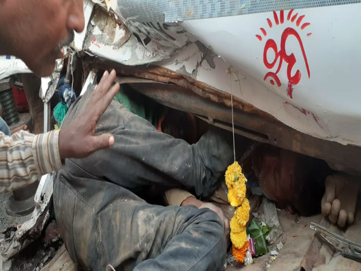 मिनी ट्रक के केबिन में फंसे ड्राइवर व मजदूर