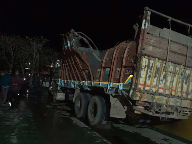 After leaning on one side of the ship, 8 trucks loaded on it sank in the Ganges River.