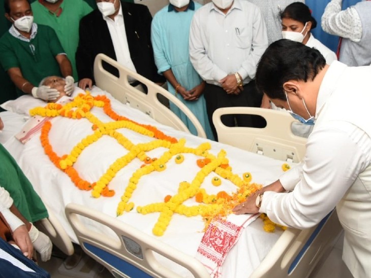 पूर्व मुख्यमंत्री गोगोई को श्रद्धांजलि देते असम के मुख्यमंत्री सर्बानंद सोनोवाल।