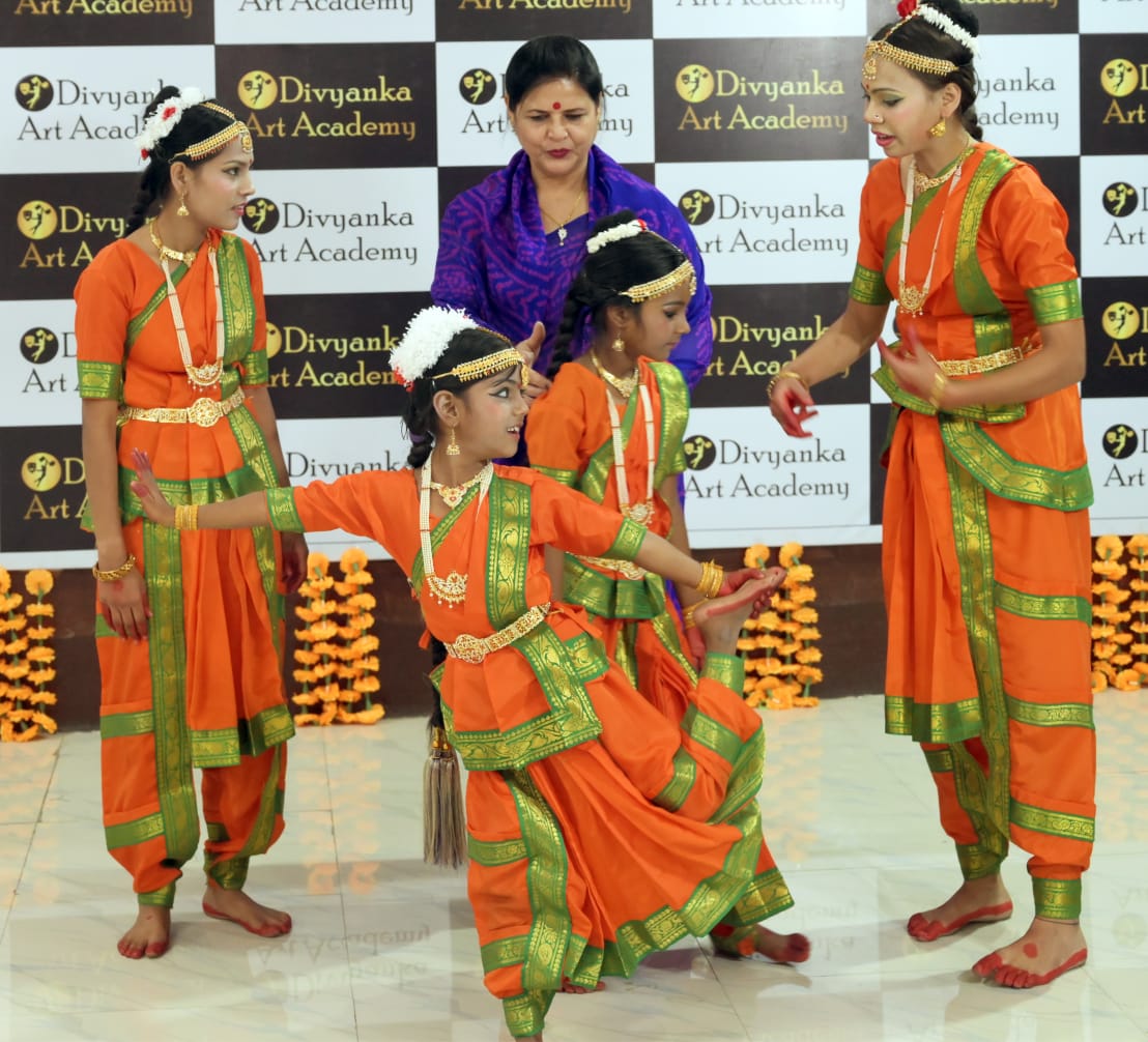 प्रैक्टिस के दौरान गुरु नीलम त्रिपाठी नृत्यांगनाओं को स्टेप्स समझाती हुईं।