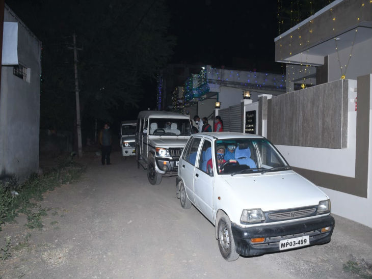 लोकायुक्त टीम सर्चिंग के बाद घर से निकलती हुई