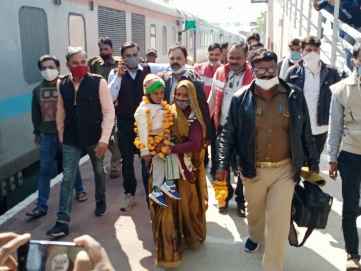 दिल्ली से ललितपुर पहुंचे परिजन व पुलिस टीम।