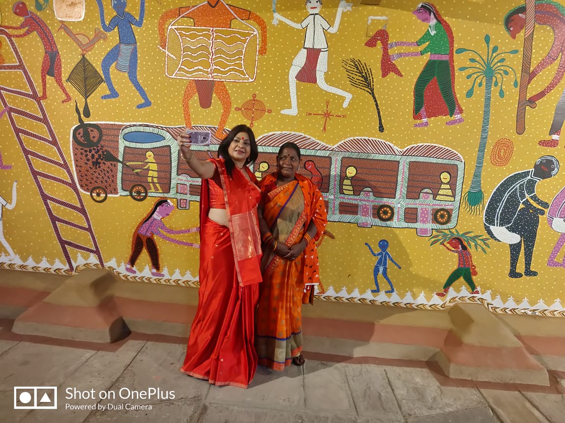 जनजातीय संग्रहालय में आदिवासी चित्रकार भूरी बाई के लाइफस्कैच के सामने भूरी बाई के साथ सेल्फी लेतीं लोक गायिका मालिनी अवस्थी।
