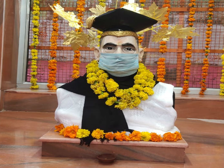 सागर में डॉ. गौर का मंदिर है, जन्म जयंती के आयोजन से पहले बुधवार को उनकी प्रतिमा को मास्क पहनाया गया।