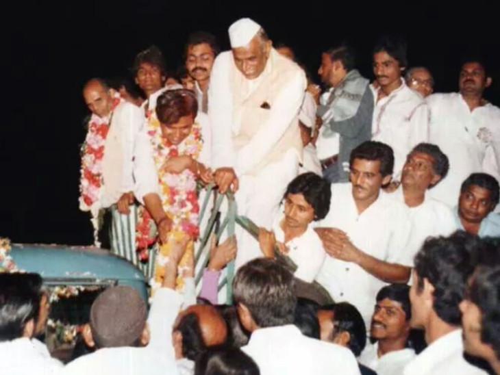 लोकसभा सांसद बनने के बाद विजयी रैली के दौरान।
