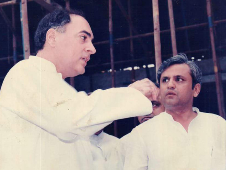 पूर्व प्रधानमंत्री स्व. राजीव गांधी के साथ।