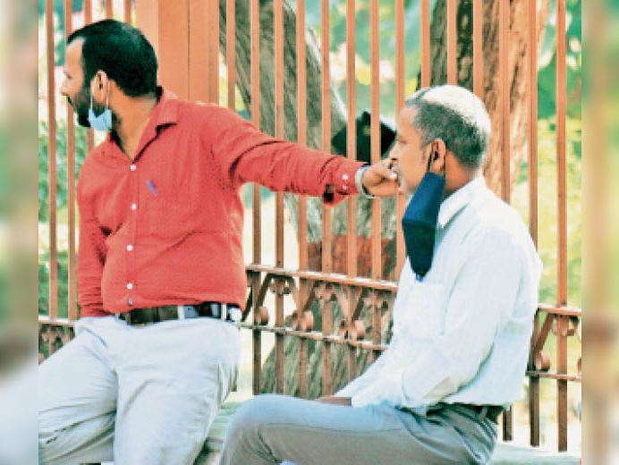 अरेरा हिल्स पर इन दोनों सज्जनों की तरह कई लोग कान में मास्क लटकाए नजर आए।