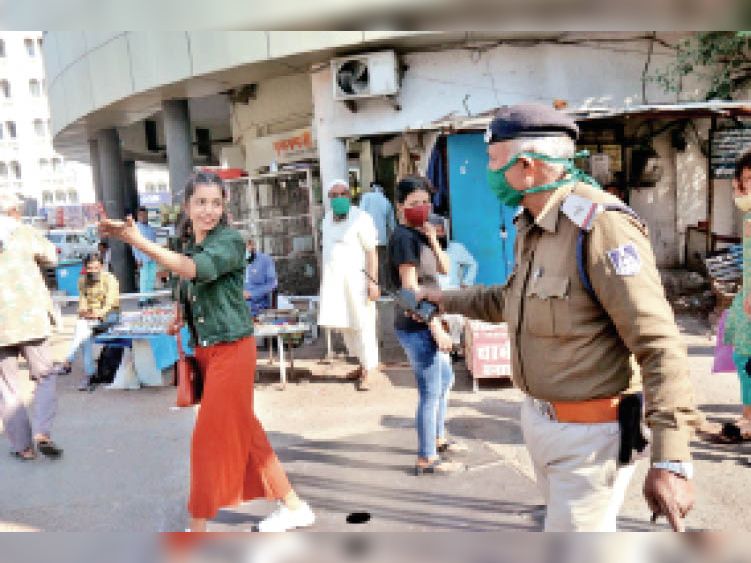 न्यू मार्केट में जब युवती को पुलिस ने टोका तो बोली-मास्क गाड़ी में रखा है।