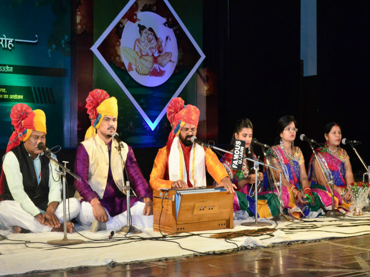 कालिदास समारोह में कबीर के भजनों का गायन करते सुंदरलाल व उनके साथी