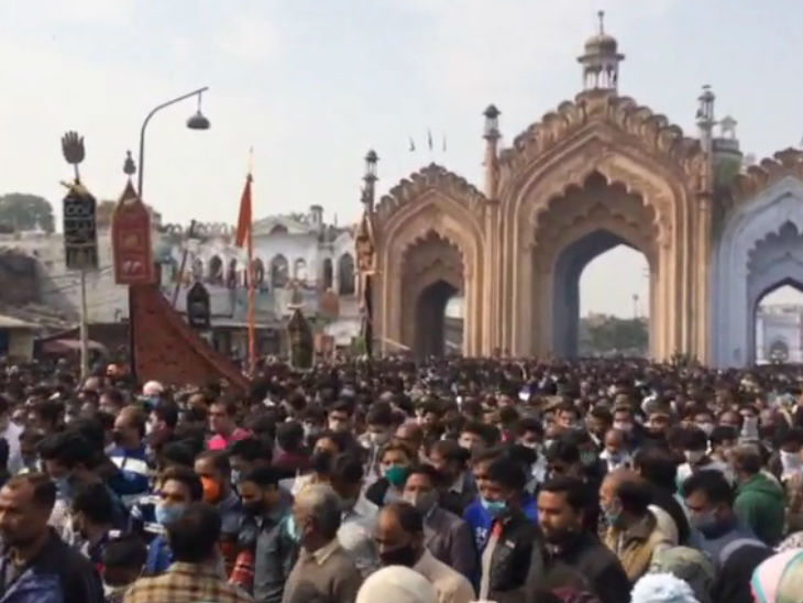 जनाजे में उमड़े लखनऊ के तमाम लोग।