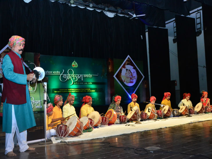 समारोह में नगाड़ा वादन करते कलाकार