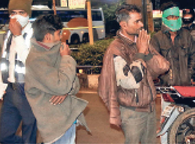 बोर्ड ऑॅफिस चौराहे पर चैकिंग के दौरान एक ने हाथ जोड़कर गुहार लगाई तो दूसरे ने जैकेट में मुंह छुपाया। 