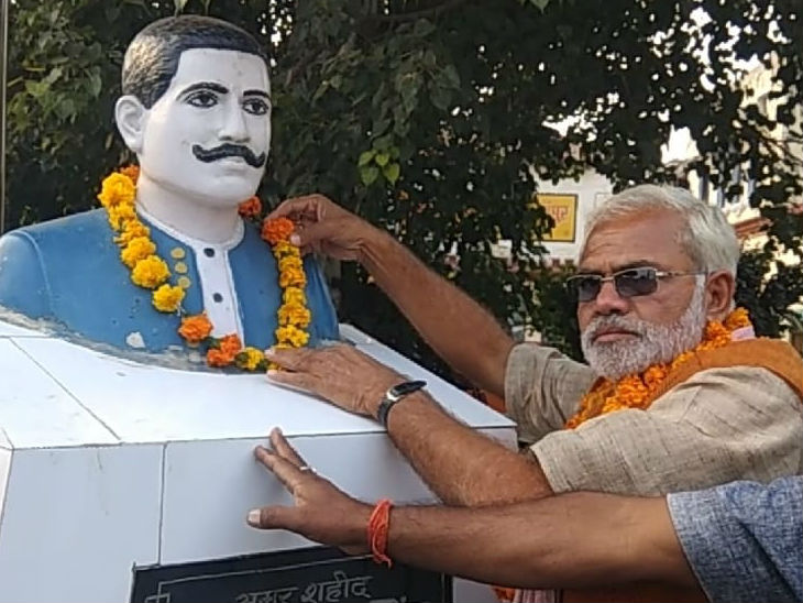 शहीदों की प्रतिमाओं पर किया माल्यार्पण।