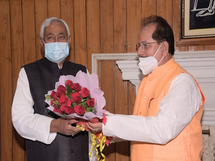 सत्र से पहले विधानसभा अध्यक्ष का स्वागत करते मुख्यमंत्री नीतीश कुमार।