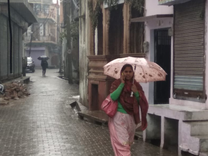 सुबह अपने कार्यस्थल जाने वाले लोगों को बारिश से परेशानी भी हुई।