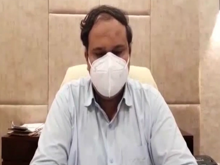कलेक्टर कर्मवीर शर्मा कोरोना की जानकारी देते हुए