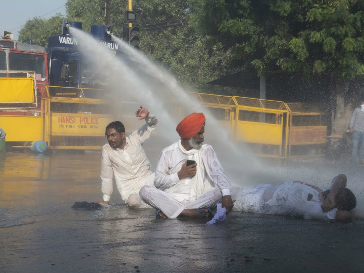किसानों का कहना है कि हमें जहां रोकेंगे, वहीं बैठ जाएंगे।
