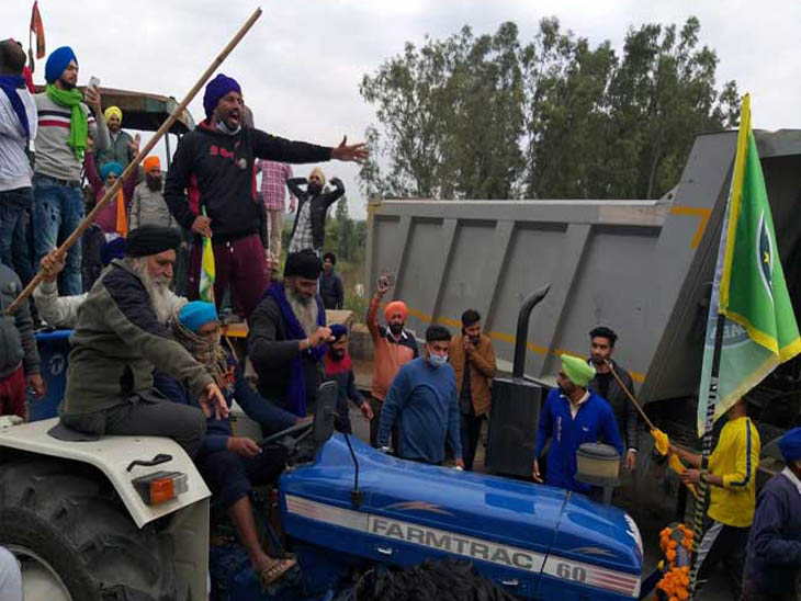 पंजाब के किसान सिरसा से दिल्ली की तरफ बढ़ते हुए। यहां काफी हंगामा हुआ था।