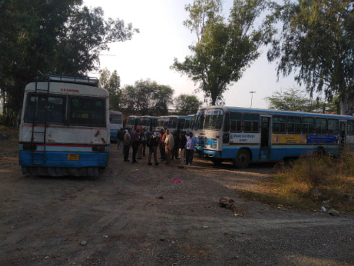 करनाल में किसानों के प्रदर्शन के चलते हरियाणा रोडवेज की बसें रोकी गईं।