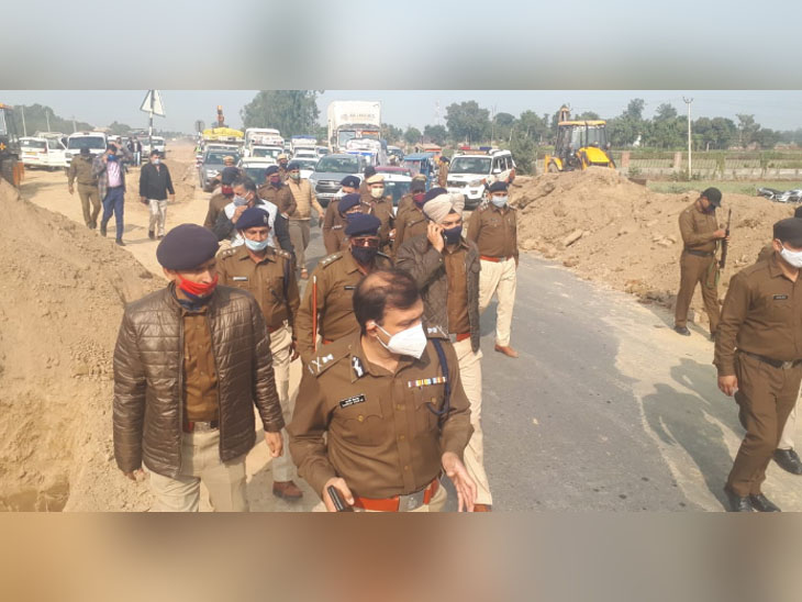 सोनीपत में हलदाना बॉर्डर पर फोर्स के साथ DC और SP।