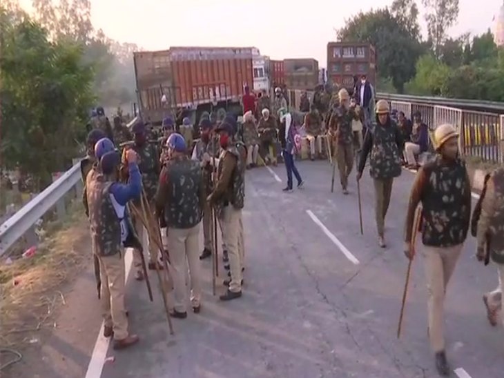 किसानों को दिल्ली की तरफ बढ़ने से रोकने के लिए पुलिस तैनात।